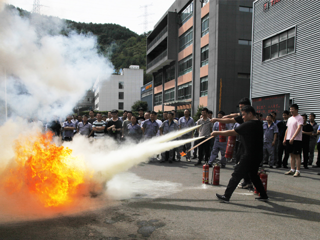 烈日下的應急消防演練