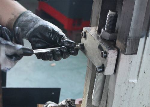 第1步： 拆之前機(jī)頭先墊木頭，一定要在機(jī)頭下面墊上木頭，以防機(jī)頭往下掉，再拆下限位塊.png