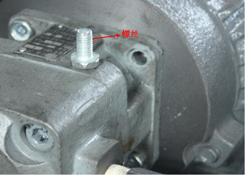 第3步：卸下油泵上的4個(gè)螺絲.png