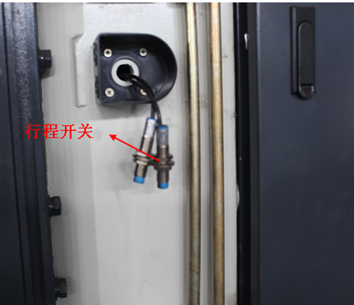 第2步：打開行程開關外蓋，問題1機頭不回位更換上行程開關，問題2機頭不停止工作更換下行程開關.png